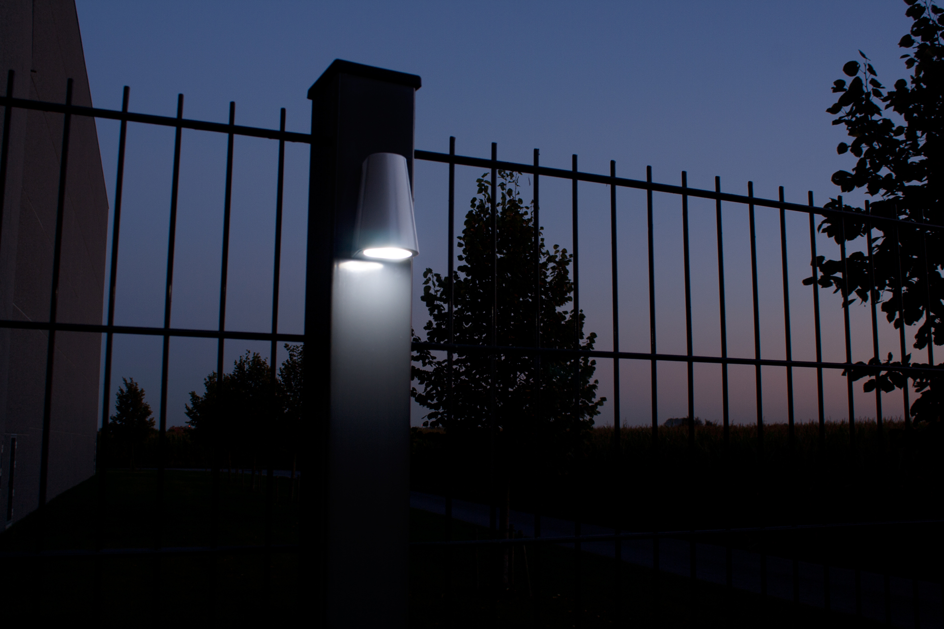 Locinox Tricone LED Leuchte 12 V Außenbeleuchtung für Tore und Zäune Zaunleuchte 