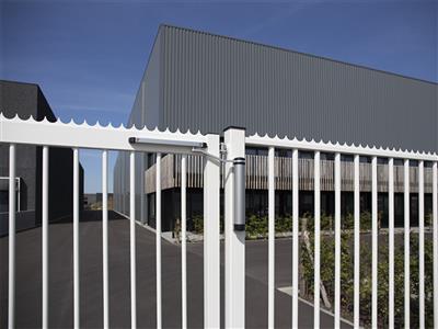 Compact and polyvalent gate closer, fits every gate situation