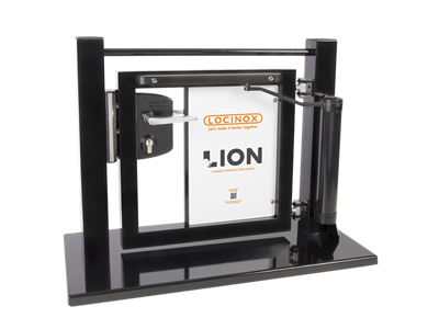 Tordisplay mit Torschließer Lion, Industrieschloss und 90° Torband